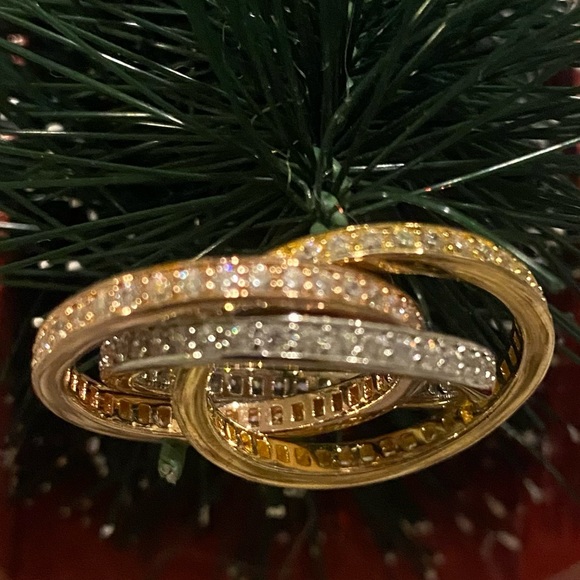 Elegant Tri-Color Interlocking Ring Set - Picture 4 of 5